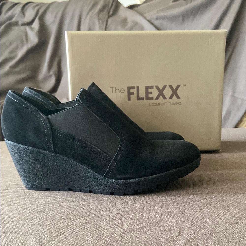 The FLEXX Women's Black Wedge Shoes